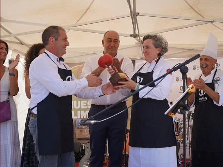 Imagen La chef Pepa Muñoz recibe el Tomate de Oro y anima a los asistentes a la Feria del Tomate de Martín Muñoz de las Posadas a consumir Alimentos de Segovia
